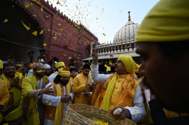 NEW DELHI INDIA 14 FEBRUARY 20: 24 Sarı elbiseli insanlar ve sarı çiçekler Vasant Panchami festivali için 14 Şubat 2024 'te Salman Ali Hindustan Times tarafından Yeni Delhi' de toplandı. 