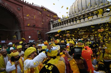 NEW DELHI INDIA 14 FEBRUARY 20: 24 Sarı elbiseli insanlar ve sarı çiçekler Vasant Panchami festivali için 14 Şubat 2024 'te Salman Ali Hindustan Times tarafından Yeni Delhi' de toplandı. 
