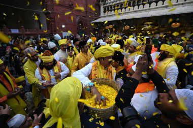 NEW DELHI INDIA 14 FEBRUARY 20: 24 Sarı elbiseli insanlar ve sarı çiçekler Vasant Panchami festivali için 14 Şubat 2024 'te Salman Ali Hindustan Times tarafından Yeni Delhi' de toplandı. 