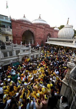NEW DELHI INDIA 14 FEBRUARY 20: 24 Sarı elbiseli insanlar ve sarı çiçekler Vasant Panchami festivali için 14 Şubat 2024 'te Salman Ali Hindustan Times tarafından Yeni Delhi' de toplandı. 