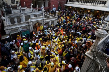 NEW DELHI INDIA 14 FEBRUARY 20: 24 Sarı elbiseli insanlar ve sarı çiçekler Vasant Panchami festivali için 14 Şubat 2024 'te Salman Ali Hindustan Times tarafından Yeni Delhi' de toplandı. 