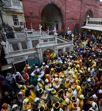 NEW DELHI INDIA 14 FEBRUARY 20: 24 Sarı elbiseli insanlar ve sarı çiçekler Vasant Panchami festivali için 14 Şubat 2024 'te Salman Ali Hindustan Times tarafından Yeni Delhi' de toplandı. 