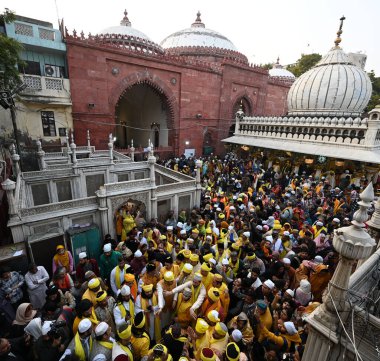 NEW DELHI INDIA 14 FEBRUARY 20: 24 Sarı elbiseli insanlar ve sarı çiçekler Vasant Panchami festivali için 14 Şubat 2024 'te Salman Ali Hindustan Times tarafından Yeni Delhi' de toplandı. 