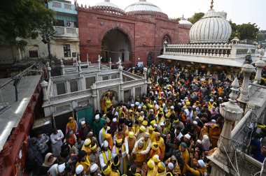NEW DELHI INDIA 14 FEBRUARY 20: 24 Sarı elbiseli insanlar ve sarı çiçekler Vasant Panchami festivali için 14 Şubat 2024 'te Salman Ali Hindustan Times tarafından Yeni Delhi' de toplandı. 