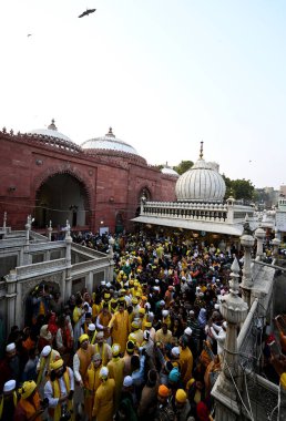 NEW DELHI INDIA 14 FEBRUARY 20: 24 Sarı elbiseli insanlar ve sarı çiçekler Vasant Panchami festivali için 14 Şubat 2024 'te Salman Ali Hindustan Times tarafından Yeni Delhi' de toplandı. 