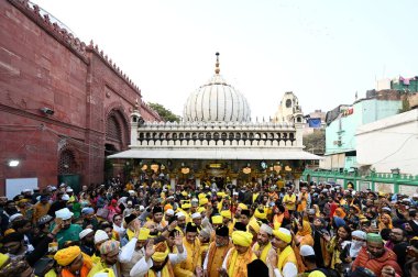 NEW DELHI INDIA 14 FEBRUARY 20: 24 Sarı elbiseli insanlar ve sarı çiçekler Vasant Panchami festivali için 14 Şubat 2024 'te Salman Ali Hindustan Times tarafından Yeni Delhi' de toplandı. 