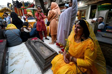 NEW DELHI INDIA 14 FEBRUARY 20: 24 Sarı elbiseli insanlar ve sarı çiçekler Vasant Panchami festivali için 14 Şubat 2024 'te Salman Ali Hindustan Times tarafından Yeni Delhi' de toplandı. 