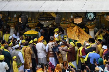 NEW DELHI INDIA 14 FEBRUARY 20: 24 Sarı elbiseli insanlar ve sarı çiçekler Vasant Panchami festivali için 14 Şubat 2024 'te Salman Ali Hindustan Times tarafından Yeni Delhi' de toplandı. 