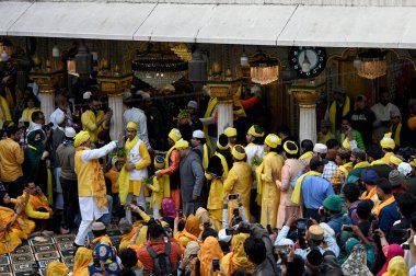 NEW DELHI INDIA 14 FEBRUARY 20: 24 Sarı elbiseli insanlar ve sarı çiçekler Vasant Panchami festivali için 14 Şubat 2024 'te Salman Ali Hindustan Times tarafından Yeni Delhi' de toplandı. 