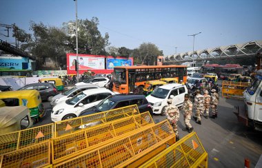 NEW DELHI INDIA FEBRUARY 14 Şubat 2024 Delhi Polis yetkilileri Delhi Chalo protesto yürüyüşü öncesinde ITO üzerinde konteynırlar ile birlikte barikat koydu Punjab 'da çiftçilerin 14 Şubat 2024 yılında Yeni Delhi Hindistan' da büyük polis ve paramiliter konuşlandırmaları