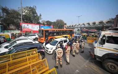 NEW DELHI INDIA FEBRUARY 14 Şubat 2024 Delhi Polis yetkilileri Delhi Chalo protesto yürüyüşü öncesinde ITO üzerinde konteynırlar ile birlikte barikat koydu Punjab 'da çiftçilerin 14 Şubat 2024 yılında Yeni Delhi Hindistan' da büyük polis ve paramiliter konuşlandırmaları