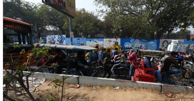 NEW DELHI INDIA FEBRUARY 14. 2024 Trafik Sıkışıklığı İnsanlar Trafik Sapması nedeniyle Yanlış taraf kullanıyor Delhi Polisi ve diğer güvenlik görevlileri Netaji Subhash Marg çiftçilerin Delhi Chalo protesto çağrısı üzerine önleyici bir önlem olarak barikat koydular