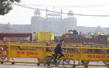 NEW DELHI INDIA ŞUBAT 14 Şubat 2024 Kırmızı Kale Delhi Polisi ve diğer güvenlik görevlileri, çiftçilerin 14 Şubat 'ta Netaji Subhash Marg yakınlarındaki Kırmızı Kale' deki protesto çağrısı üzerine önleyici bir önlem olarak barikat kurdular. 