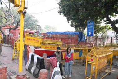 NEW DELHI INDIA FEBRUARY 14. 2024 Delhi Polisi ve diğer güvenlik görevlileri, çiftçilerin 14 Şubat 2024 'te Yeni Delhi Hindistan' da Kızıl Kale 'ye yakın büyük çaplı polis sevkiyatı ve polis sevkiyatı sonrasında Delhi Chalo' daki protesto çağrısı üzerine önleyici bir önlem olarak barikat kurdular. 