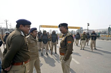 Yeni DELHI INDIA 14 FEBRUARY Singhu sınırında görevli güvenlik personeli çiftçiler için 14 Şubat 2024 tarihinde Delhi Chalo yürüyüşü Yeni Delhi Hindistan 'da çok katmanlı barikatların yanı sıra çok katmanlı polis ve paramiliter personel