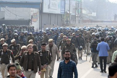 Yeni DELHI INDIA 14 FEBRUARY Singhu sınırında görevli güvenlik personeli çiftçiler için 14 Şubat 2024 tarihinde Delhi Chalo yürüyüşü Yeni Delhi Hindistan 'da çok katmanlı barikatların yanı sıra çok katmanlı polis ve paramiliter personel