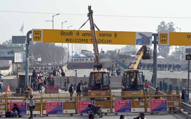 14 Şubat 2024 'te Yeni Delhi Hindistan' da çiftçiler Delhi Chalo yürüyüşü nedeniyle güvenlik önlemleri azaltıldığı için Delhi tabelasına hoş geldiniz.