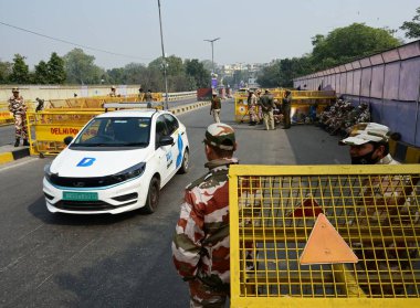 Yeni DELHI INDIA FEBRUARY 14 Şubat 2024 Ranjeet Singh Üstgeçidi 'nde çiftçilerin 14 Şubat 2024 tarihinde Yeni Delhi' de gerçekleştirdiği protestolarda çok katmanlı barikatların yanı sıra polis ve paramiliter personel konuşlandırması da yapıldı.