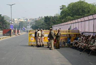 Yeni DELHI INDIA FEBRUARY 14 Şubat 2024 Ranjeet Singh Üstgeçidi 'nde çiftçilerin 14 Şubat 2024 tarihinde Yeni Delhi' de gerçekleştirdiği protestolarda çok katmanlı barikatların yanı sıra polis ve paramiliter personel konuşlandırması da yapıldı.