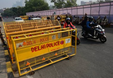 Yeni DELHI INDIA FEBRUARY 14 Şubat 2024 Ranjeet Singh Üstgeçidi 'nde çiftçilerin 14 Şubat 2024 tarihinde Yeni Delhi' de gerçekleştirdiği protestolarda çok katmanlı barikatların yanı sıra polis ve paramiliter personel konuşlandırması da yapıldı.