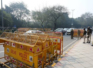 NEW DELHI INDIA ŞİRKETİ 14. 2024 Shantipath 'deki trafik için Rao Tula Ram Marg' dan gelen Çiftçiler 'in 14 Şubat 2024' te Yeni Delhi Hindistan 'da gerçekleştirdiği protestolar neticesinde çok katmanlı polis ve paramiliter personel konuşlandırması