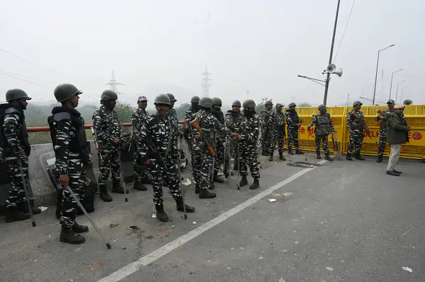 stock image NEW DELHI INDIA FEBRUARY 13 2024 Delhi Police and other Security officials put barricades as a preventive measure after the Delhi Chalo protest call by farmers at Ghazipur Border on February 13 2024 in New Delhi India Photo by Sanjeev Verma Hindustan