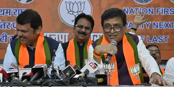 MUMBAI INDIA FEBRUARY 13. 2024 Eski Maharashtra Başkanı ve Kongre Başkanı Ashok Chavan, Dy CM Devendra Fadnavis Chandrashekhar Bawankule ve BJP 'nin Nariman mevkiindeki diğer parti liderleri 13 Şubat 2024 tarihinde BJP ofisinde BJP' ye katıldı.