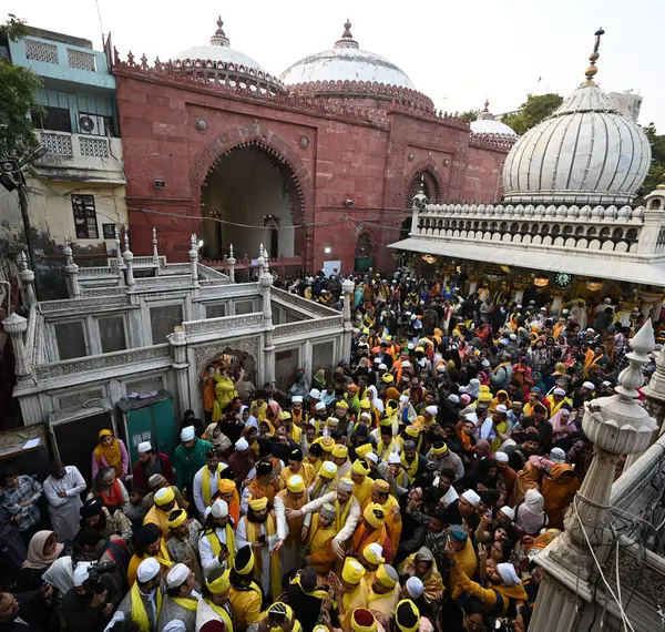 stock image NEW DELHI INDIA FEBRUARY 14 2024 People in yellow dress along with yellow flowers gathered at Nizamuddin Dargah to celebrate Vasant Panchami festival on February 14 2024 in New Delhi India Photo by Salman Ali Hindustan Times 