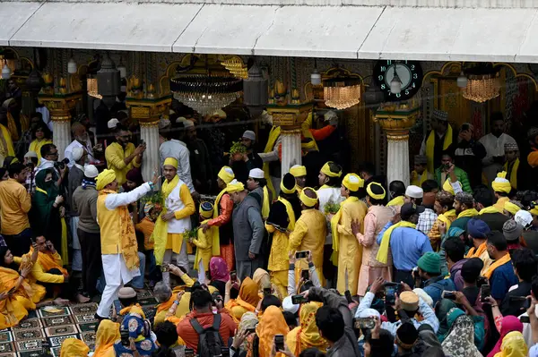 NEW DELHI INDIA 14 FEBRUARY 20: 24 Sarı elbiseli insanlar ve sarı çiçekler Vasant Panchami festivali için 14 Şubat 2024 'te Salman Ali Hindustan Times tarafından Yeni Delhi' de toplandı. 
