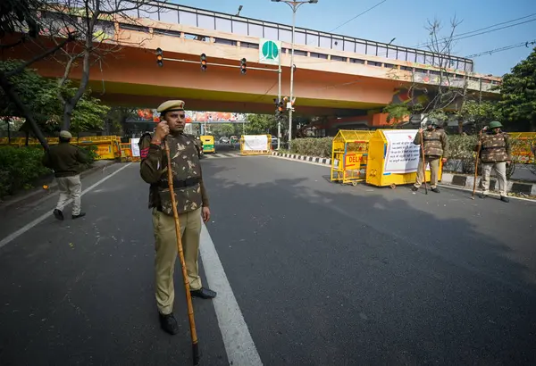 NEW DELHI INDIA FEBRUARY 14 Şubat 2024 Delhi Polis yetkilileri Delhi Chalo protesto yürüyüşü öncesinde DDU Marg üzerine barikat koydu Pencap çiftçilerin çağrı 14 Şubat 2024 Yeni Delhi Hindistan 'da Polis ve paramiliter personel yanı sıra 