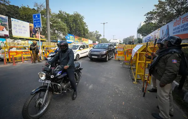 NEW DELHI INDIA FEBRUARY 14 Şubat 2024 Delhi Polis yetkilileri Minto Köprüsü 'ne barikat kurdu Delhi Chalo protesto yürüyüşü öncesinde çiftçilerin Punjab' da 14 Şubat 2024 tarihinde Yeni Delhi Hindistan 'da büyük polis ve paramiliter personel konuşlandırmaları