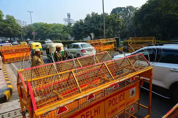 NEW DELHI INDIA ŞİRKETİ 14. 2024 Shantipath 'deki trafik için Rao Tula Ram Marg' dan gelen Çiftçiler 'in 14 Şubat 2024' te Yeni Delhi Hindistan 'da gerçekleştirdiği protestolar neticesinde çok katmanlı polis ve paramiliter personel konuşlandırması