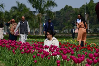 NEW DELHI INDIA 14 FEBRUARY 2024 İnsanlar 14 Şubat 2024 'te Shantipath' te Yeni Delhi Belediyesi NDMC tarafından düzenlenen Bahar Mevsimleri Lale Festivali 'ne tanıklık etmek için bir araya geldiler.