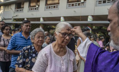 MUMBAI INDIA 17 Şubat 2024 'te Hindistan' da Hindistan Katolik Rahibi, 17 Şubat 2024 'te Mumbai' de Hindistan 'da Satish Bate tarafından çekilen bir fotoğrafta, Canossa Lisesi Mahim' de yapılan Kül Çarşamba ayini sırasında, Hristiyan halkının alnında külle haçın sembolü olarak işaretlendi. 