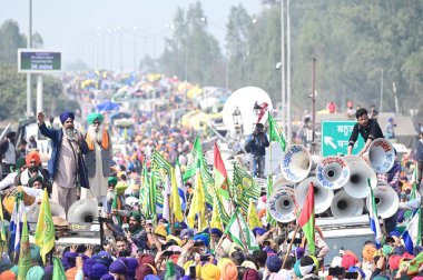 CHANDIGARH INDIA ŞUBAT 14 Şubat 2024 Çiftçi Liderleri Jagjit Singh, Punjab 'ın Shambu Sınırı ve Haryana' daki çiftçiler protestosu sırasında çiftçilerle oynaşan diğerleri ile birlikte 14 Şubat 2024 'te Chandigarh Hindistan' da görevlendirildi.