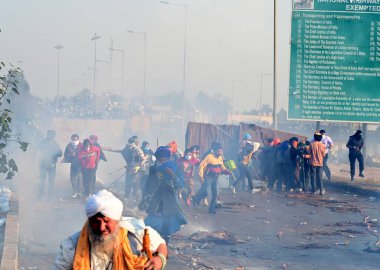 CHANDIGARH INDIA 14 Şubat 2024 Haryana Polisi, 14 Şubat 2024 tarihinde Chandigarh Hindistan Polis Teşkilatı 'nda Punjab ve Haryana Shambu Sınır Protestocuları sırasında barikatların yakınına gelen protestocuları durdurmak için göz yaşartıcı gaz bombaları attı.