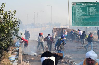 CHANDIGARH INDIA 14 Şubat 2024 Haryana Polisi, 14 Şubat 2024 tarihinde Chandigarh Hindistan Polis Teşkilatı 'nda Punjab ve Haryana Shambu Sınır Protestocuları sırasında barikatların yakınına gelen protestocuları durdurmak için göz yaşartıcı gaz bombaları attı.