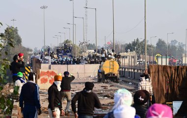 14 Şubat 2024 'te Ambala yakınlarındaki Shambu Sınırı ve Haryana' daki Çiftçiler Protestocuları sırasında 14 Şubat 2024 'te Chandigarh Hindistan Polisi, en az c isteyen binlerce çiftçiyi durdurmak için göz yaşartıcı gaz uyguladı.