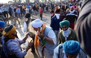 CHANDIGARH INDIA 14 Şubat 2024 'te Chandigarh Hindistan Polisi, Punjab ve Haryana' nın Shambu Sınırı 'ndaki protestocular protestolarında protestocuları kurtarmak için göz yaşartıcı gaz sıkan bir protestocu, 14 Şubat 2024' te Chandigarh Hindistan 'da göz yaşartıcı gaz patlattı.