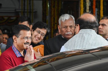 NEW DELHI INDIA FEBRUARY 15 Şubat 2024 Delhi Vali Yardımcısı Vinai Kumar Saxena Vidhan Sabha Sözcüsü Ram Niwas Goel ve Delhi Baş Bakanı Arvind Kejriwal ve Delhi Maliye Bakanı Atishi Marlena Delhi Vidhan Sabha Bütçe Toplantısı sırasında 