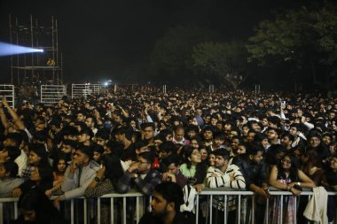 NEW DELHI INDIA FEBRUARY 15 Şubat 2024 Öğrenciler Bollywood şarkıcısı Shreya Ghoshal 'ın 15 Şubat 2024' te Delhi Teknoloji Üniversitesi Engifest24 'teki performansının keyfini çıkarıyorlar. Fotoğraf: Manoj Verma Hindustan Times