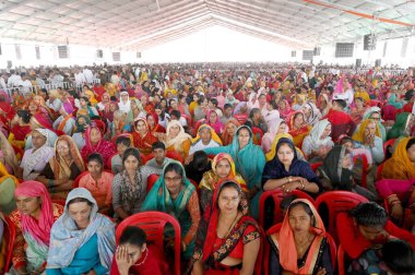 REWARI INDIA FEBRUARY 16.2024 Başbakan Narendra Modi 'nin açılış konuşmalarını dinlemek için gelen binlerce kişi 22. Hindistan Tıp Bilimleri Enstitüsü ve Majra Bhalkhi' deki diğer projelerin temellerini attı. 