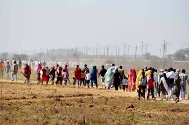 REWARI INDIA FEBRUARY 16.2024 Başbakan Narendra Modi 'nin açılış konuşmalarını dinlemek için gelen binlerce kişi 22. Hindistan Tıp Bilimleri Enstitüsü ve Majra Bhalkhi' deki diğer projelerin temellerini attı. 