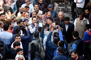 NEW DELHI INDIA FEBRUARY 16 Şubat 2024 Delhi BJP Başkanı Virendra Sachdeva yerel halkla dün gece bir boya yağmurunun olduğu yerde bir araya geldi ve 16 Şubat 2024 tarihinde Raj K Raj Hin 'in Yeni Delhi IndiaPhoto' da 11 kişinin ölümüyle sonuçlandı.