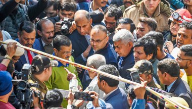 NEW DELHI INDIA 16 Şubat 2024 Delhi Genel Sekreteri Arvind Kejriwal, dün gece Alipur 'da 11 kişinin ölümüyle sonuçlanan boya yağmurunun yaşandığı yerde yerel halkla bir araya geldi.
