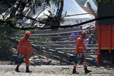 NEW DELHI INDIA 17 FEBRUARY NDRF ve kurtarma ekibi kurtarma operasyonu sırasında JLN Stadyumu 'ndaki geçici bir yapı çöktükten sonra 17 Şubat 2024' te Yeni Delhi 'de çeşitli yaralanmalara neden oldu. 