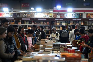NEW DELHI INDIA 17 FEBRUARY 2024 Çok sayıda insan 17 Şubat 2024 'te Pragati Meydan' daki Dünya Kitap Fuarı 'nı ziyaret ediyor Yeni Delhi Hindistan' da Bu kitap fuarı 50000 metrekarelik bir alana yayıldı ve en büyük kitap fuarı olmaya hazırlanıyor