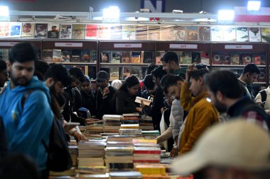NEW DELHI INDIA 17 FEBRUARY 2024 Çok sayıda insan 17 Şubat 2024 'te Pragati Meydan' daki Dünya Kitap Fuarı 'nı ziyaret ediyor Yeni Delhi Hindistan' da Bu kitap fuarı 50000 metrekarelik bir alana yayıldı ve en büyük kitap fuarı olmaya hazırlanıyor