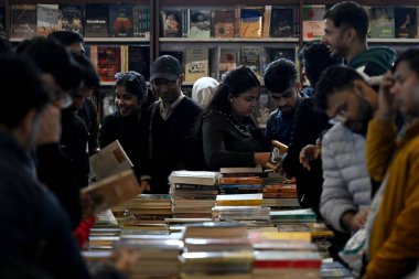 NEW DELHI INDIA 17 FEBRUARY 2024 Çok sayıda insan 17 Şubat 2024 'te Pragati Meydan' daki Dünya Kitap Fuarı 'nı ziyaret ediyor Yeni Delhi Hindistan' da Bu kitap fuarı 50000 metrekarelik bir alana yayıldı ve en büyük kitap fuarı olmaya hazırlanıyor