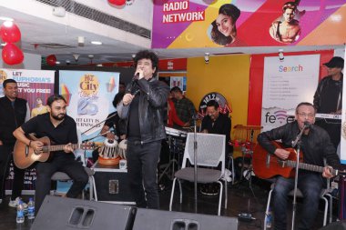 NEW DELHI INDIA FEBRUARY 16 Şubat 2024 Euphoria Band kurucusu ve baş vokalisti Palash Sen, HT Citys 25. yaş günü kutlaması sırasında 16 Şubat 2024 'te Yeni Delhi Hindistan' da Dhruv Sethi Hindustan Times tarafından çekilmiştir. 